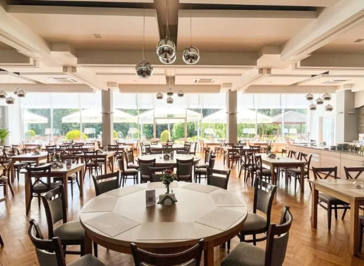 Hotelowa restauracja Jasionowa Polana dysponuje przestronną salą jadalną