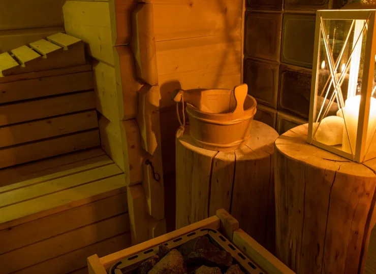 Obok mieści się sauna sucha oraz łaźnia parowa