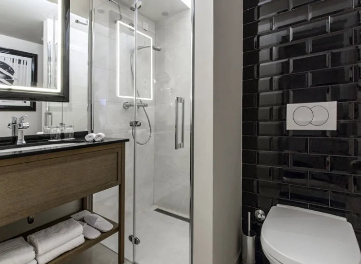 Łazienka pokoju standard z kabiną prysznicową