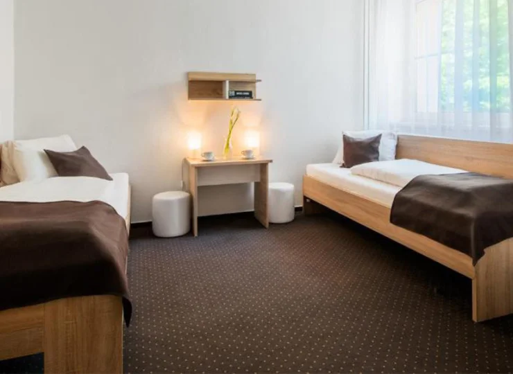 Pokoje 2-osobowe występują w opcji z łożem małżeńskim oraz odrębnymi łóżkami