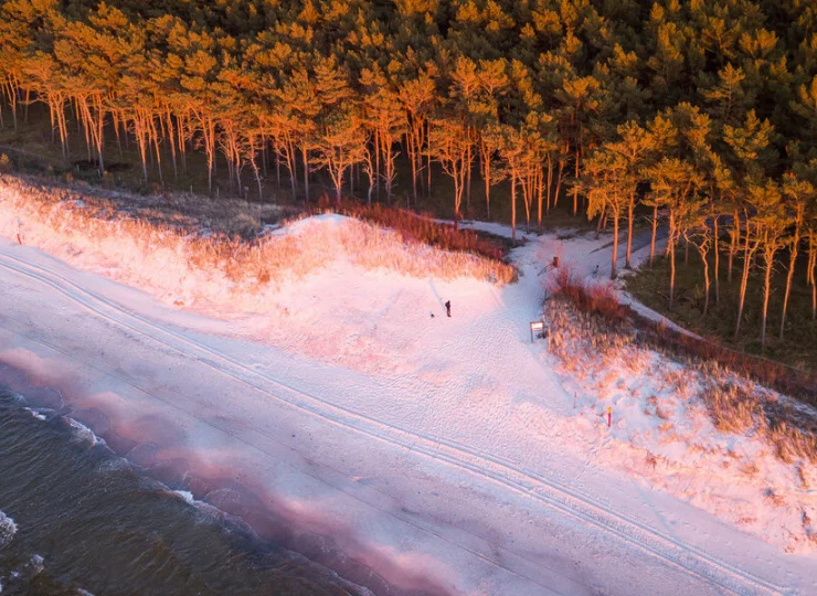 Plaża w Mrzeżynie zachęca do spacerów o każdej porze roku