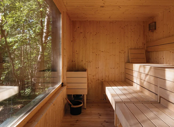 W Narusie można skorzystać z sauny z widokiem na las