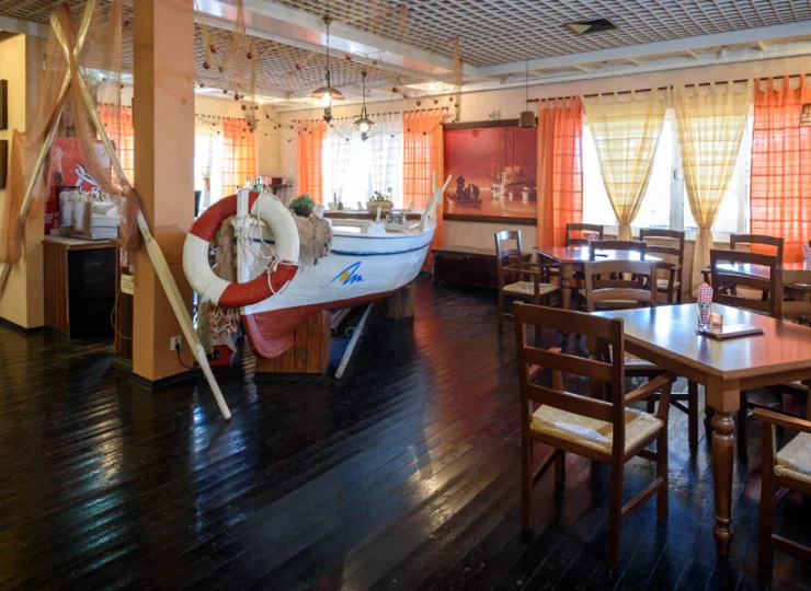 Na terenie ośrodka mieści się restauracja utrzymana w morskim klimacie