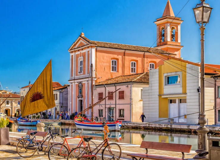 Śliczne włoskie miasteczko zachwyca urokliwym kanałem portowym