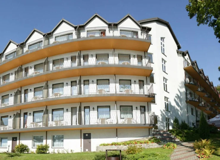 Hotel oferuje zakwaterowanie w pokojach i apartamentach z balkonami
