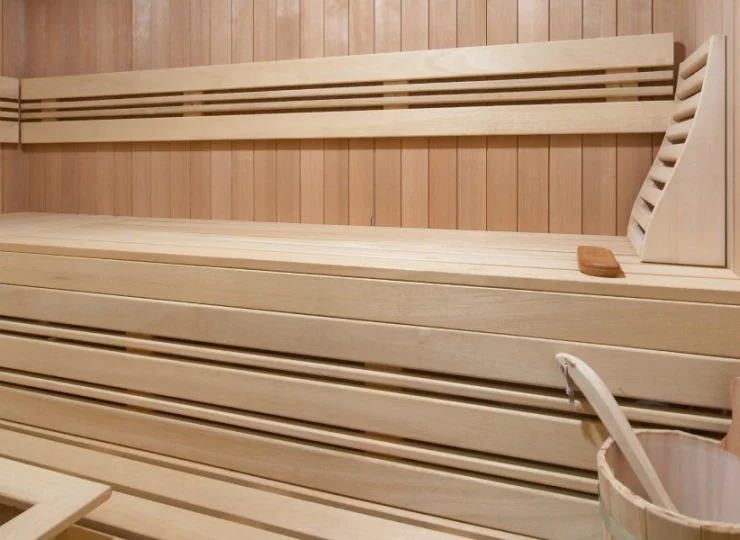 Do dyspozycji gości w apartamentowcu jest sauna fińska