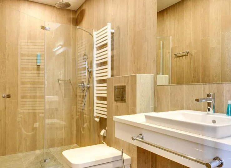 W łazienkach standardowo znajdują się kabiny prysznicowe i suszarki do włosów