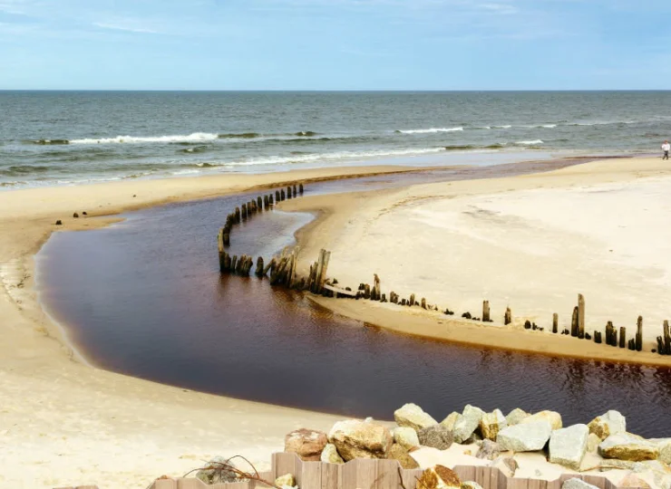 Obiekt jest położony tylko 200 od plaży w Karwi