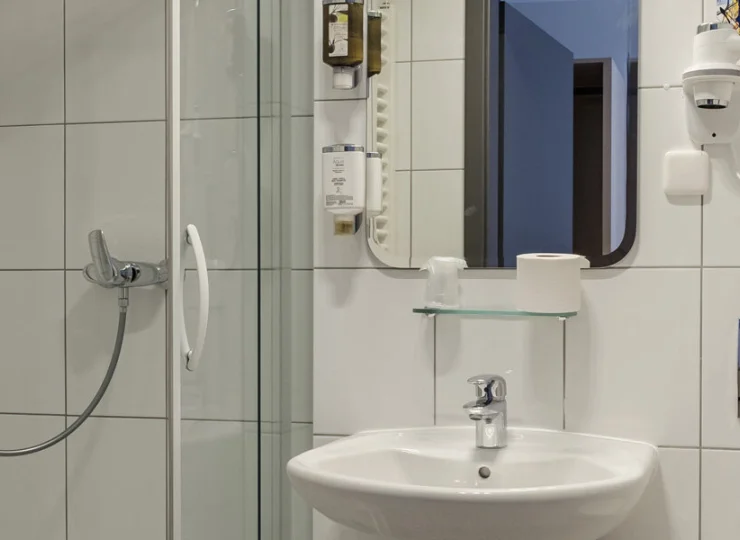 W każdym pokoju deluxe i apartamencie jest łazienka z kabiną prysznicową