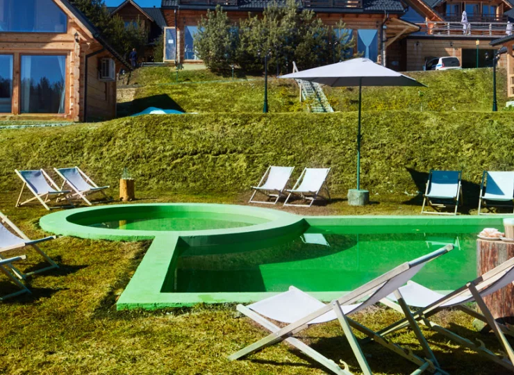 Latem jest udostępniany zewnętrzny basen na polanie przed hotelem