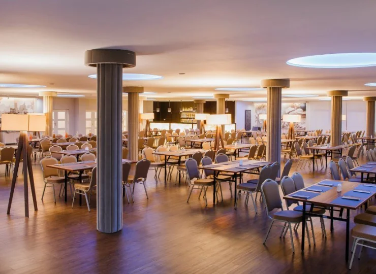 Duża sala restauracyjna spokojnie pomieści wszystkich gości ośrodka
