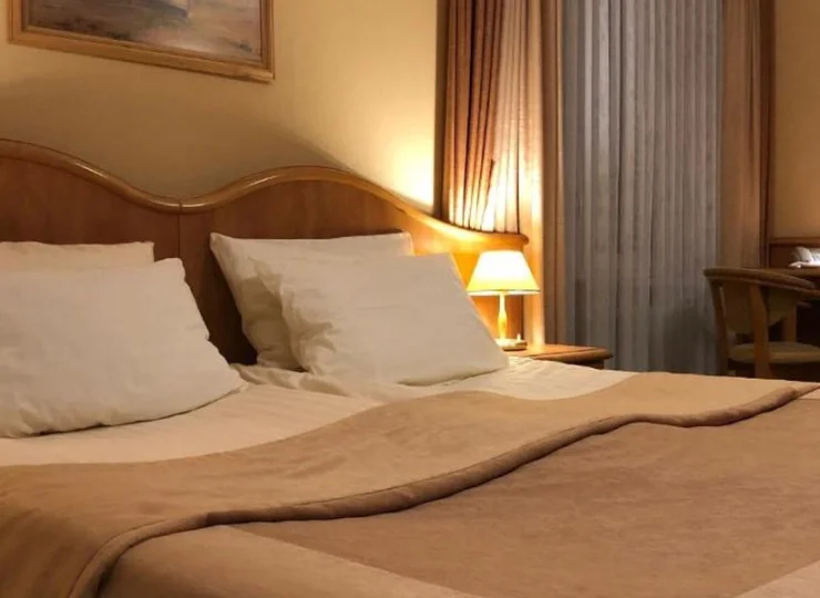 Hotel Polaris posiada klasycznie urządzone pokoje 2-osobowe