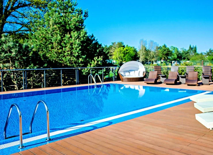 Oprócz basenu wewnętrznego hotel posiada zewnętrzny basen na słonecznym tarasie
