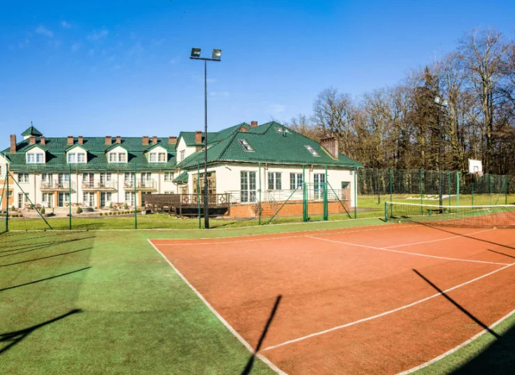 W rozległym ogrodzie urządzono m.in. kort tenisowy