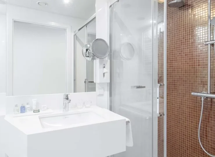 Każdy pokój ma nowoczesną łazienkę z kabiną prysznicową