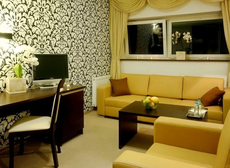 Pokój typu suite składa się z salonu i sypialni