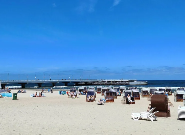 Bałtycka plaża rozpościera się tuż obok