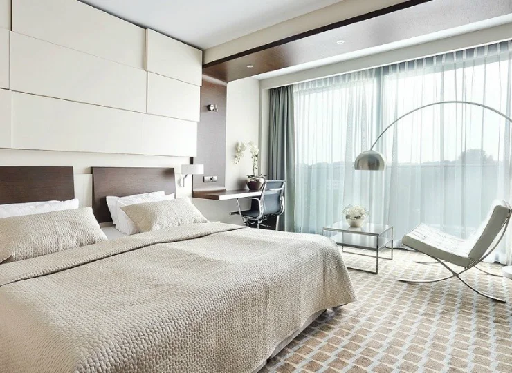 Pokój 2-osobowy standard może być wyposażony w duże łoże typu Queen
