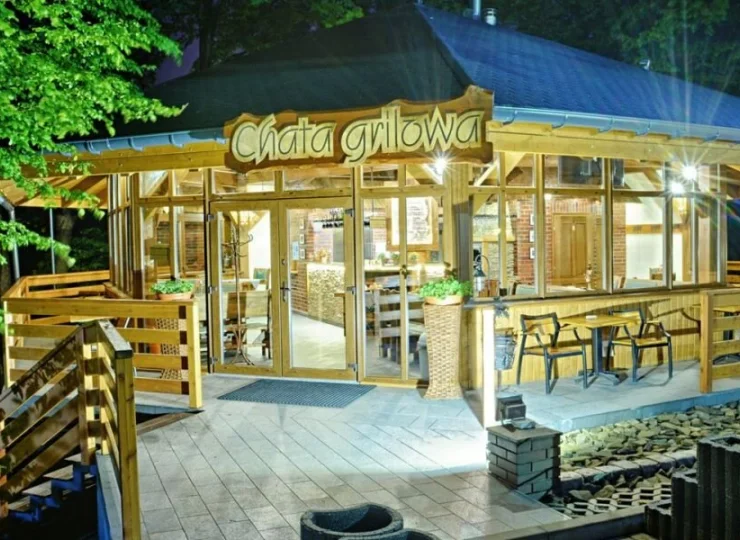 Chata grillowa to drewniany domek w hotelowym ogrodzie