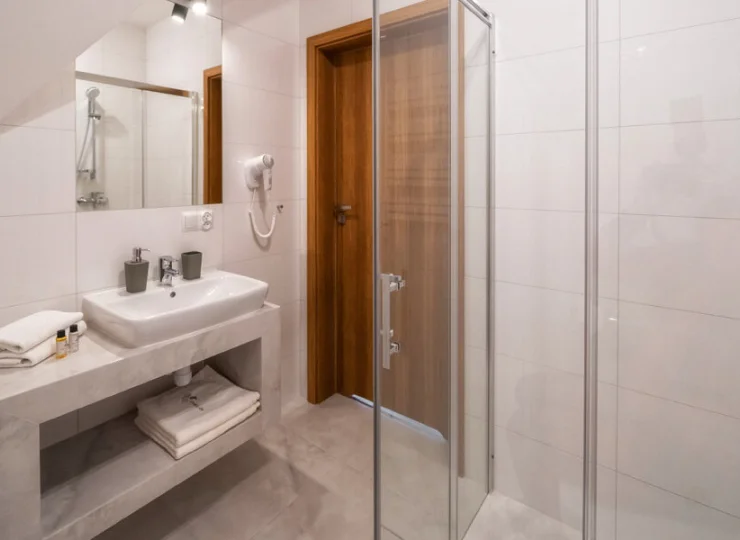 Pokój2-osobowy posiada wygodną łazienkę z kabiną prysznicową