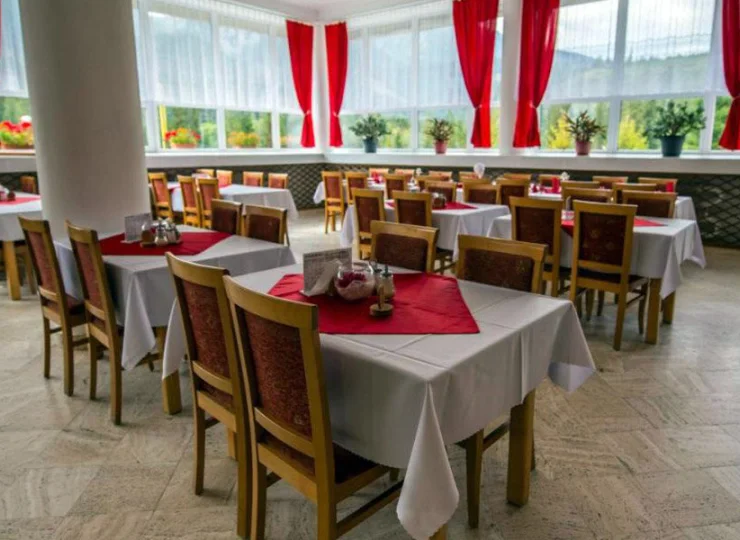 Przestronna sala restauracyjna ma widok na lasy i góry