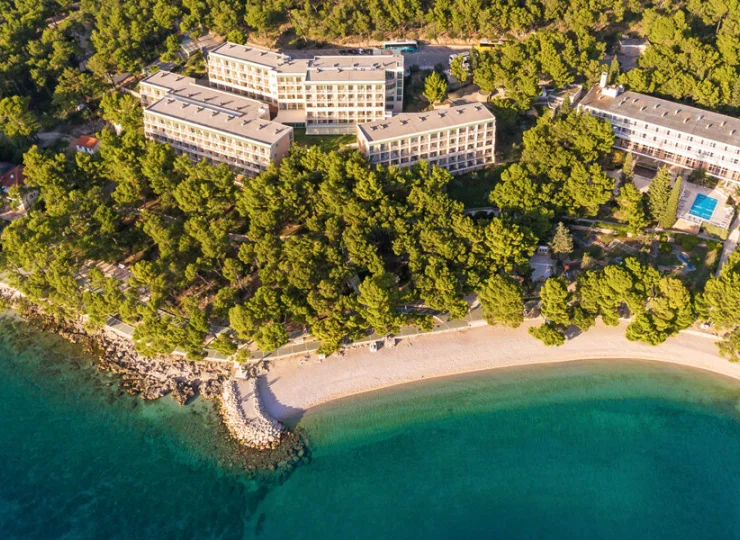 Hotel jest pięknie położony tuż przy ładnej plaży