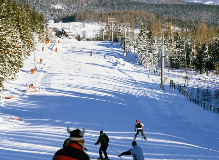 Największą stacją narciarską jest Karpacz Ski Arena - na zdjęciu