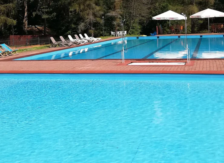 W sezonie wakacyjnym można korzystać z kompleksu zewnętrznych basenów