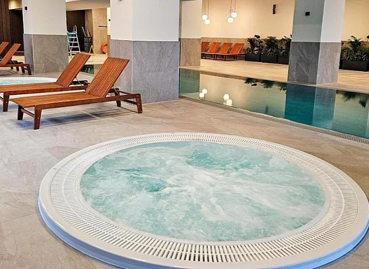 Przygotowano jacuzzi i leżaki