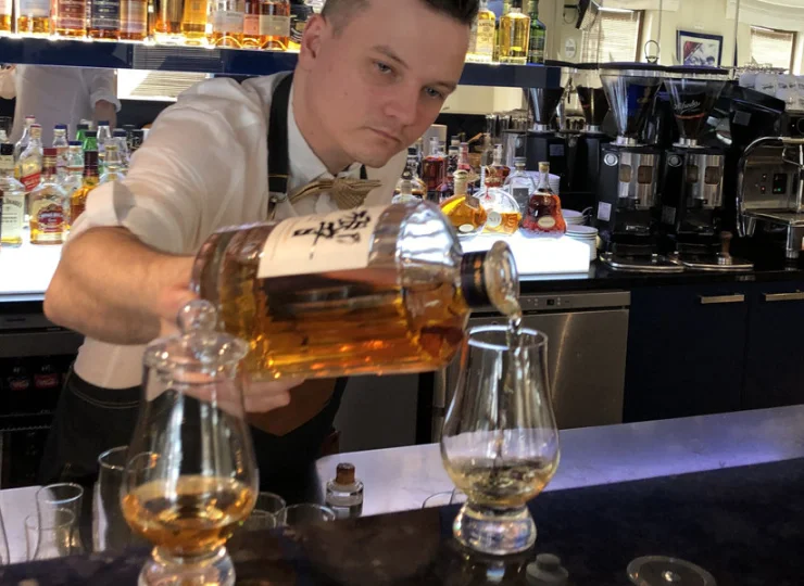 W Whisky Barze można spróbować ponad 120 rodzajów whisky z całego świata