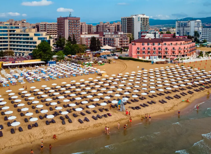 Hotel mieści się tuż przy szerokiej piaszczystej plaży w centrum kurortu