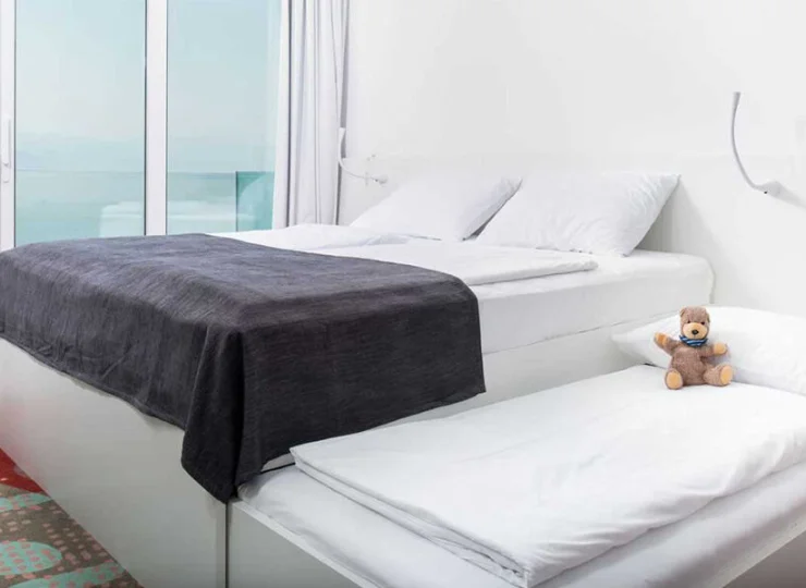 Pokój rodziny premium plus oferuje 2 sypialnie, 2 łazienki i widok na morze