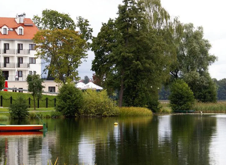 Hotel znajduje się wprost nad brzegiem jeziora