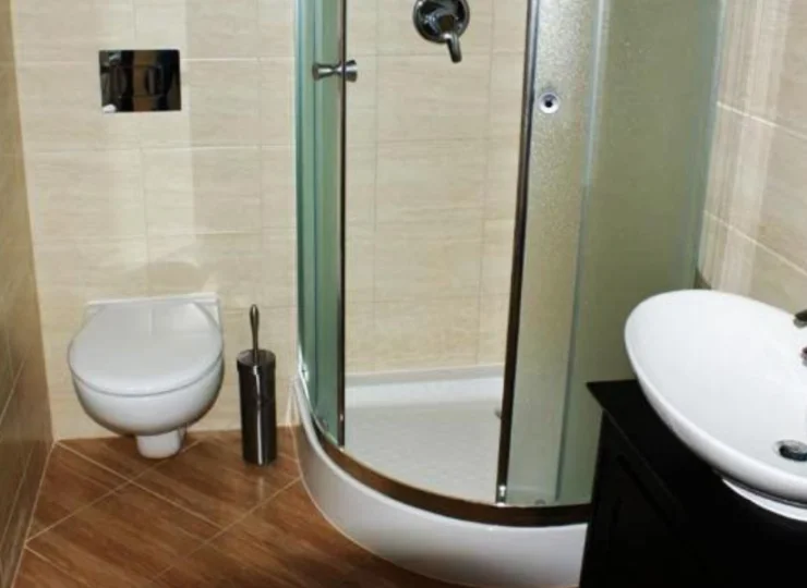 Każdy pokój i apartament posiada prywatną łazienkę z kompletem ręczników