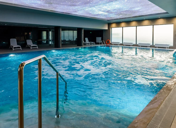 Hotel z dużym basenem zapewnia możliwość wodnego relaksu bez względu na pogodę