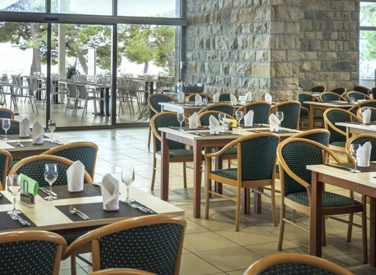 Główna hotelowa restauracja oferuje posiłki w formie bogatego bufetu