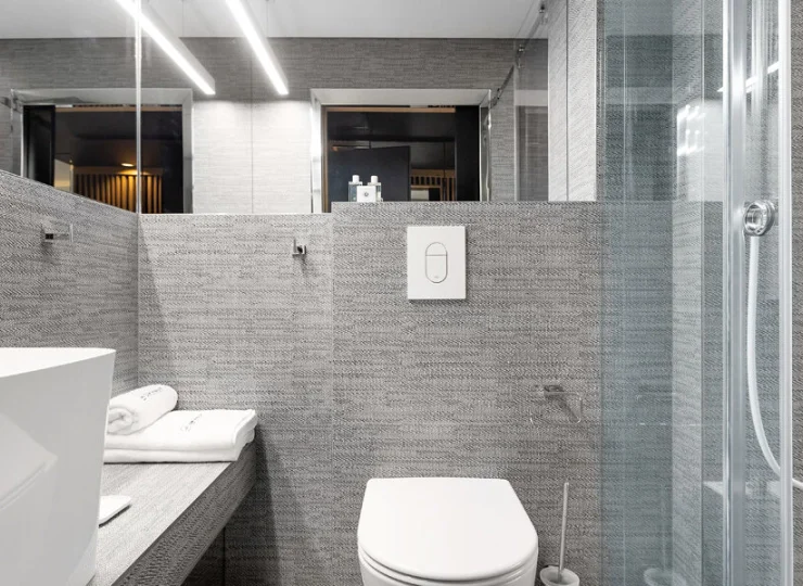 Łazienki w pokojach są nowoczesne i dobrze wyposażone