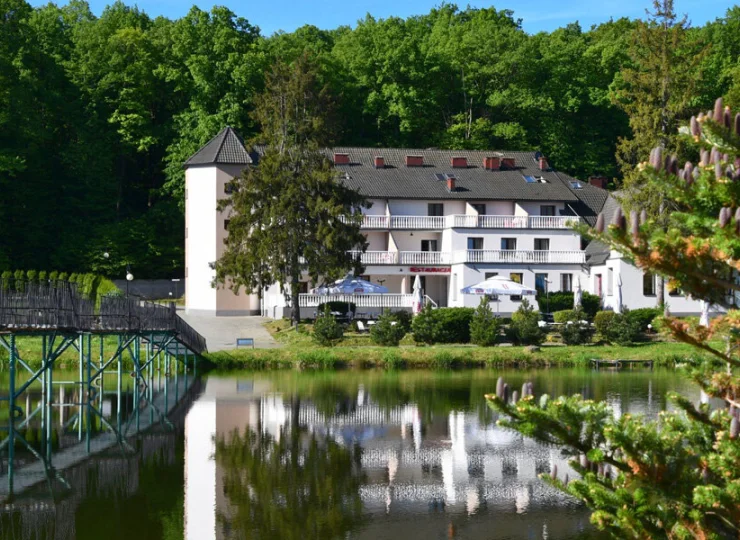 Po drugiej stronie jeziora znajduje się hotel Carina*** połączony kładką