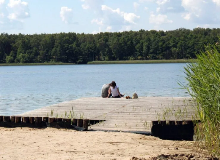 Hotel jest położony wprost nad Jeziorem Powidzkim