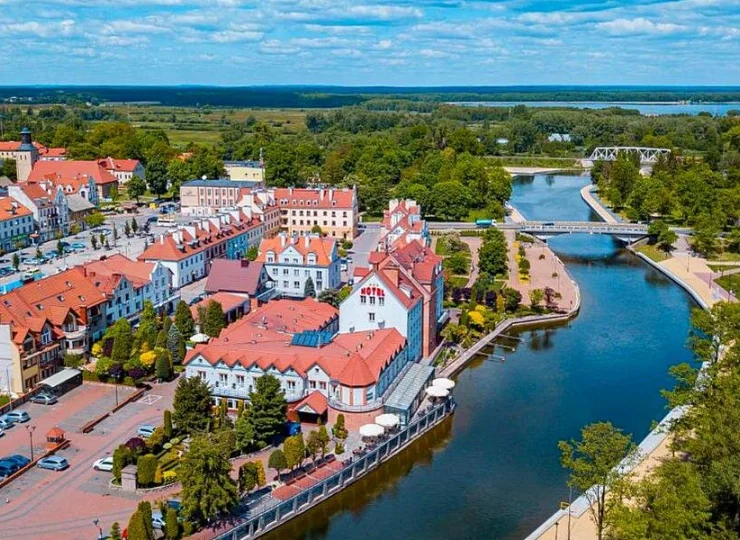 Hotel nad Pisą – rzeka Pisa wpływająca do jeziora Roś