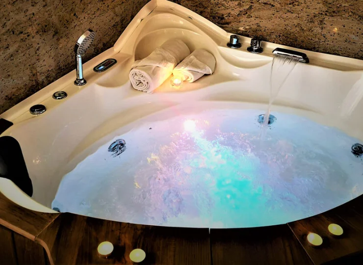 Można tutaj skorzystać z romantycznej kąpieli w jacuzzi