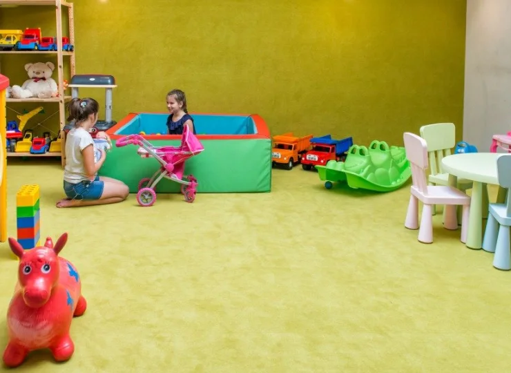 Hotel udostępnia dzieciom pełen atrakcji pokój zabaw