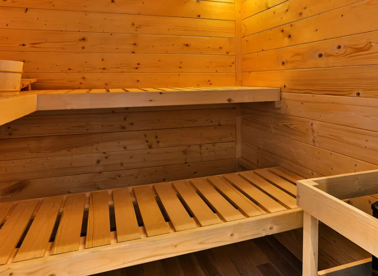 Dodatkowo obok mieści się sauna, w której można oddać się relaksowi