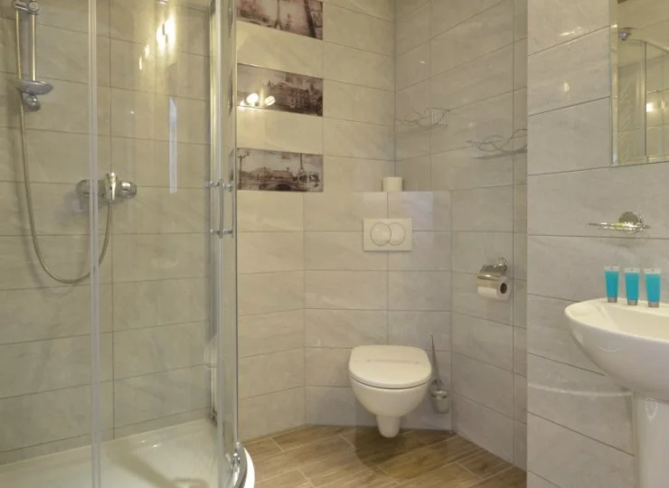 Każdy pokój dysponuje nowoczesną, przestronną łazienką z prysznicem