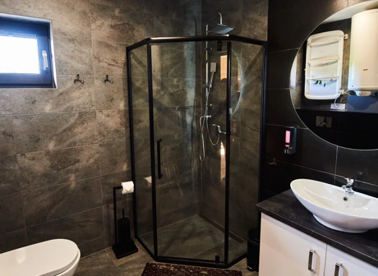 W nowoczesnej łazience jest kabina prysznicowa