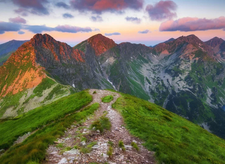 Obiekt znajduje się pomiędzy Tatrami Zachodnimi, Niżnymi i Górami Choczańskimi