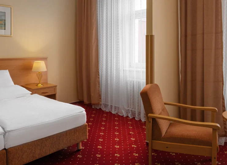 Hotel posiada niemal sto wygodnych pokoi i apartamentów