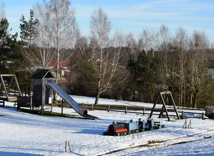 Na dzieci czeka duży plac zabaw z różnymi atrakcjami, w tym tyrolką