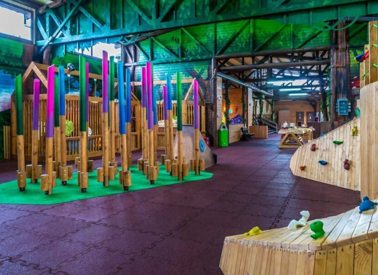 Dużym wyróżnikiem jest park linowy i potężna sala zabaw dla dzieci