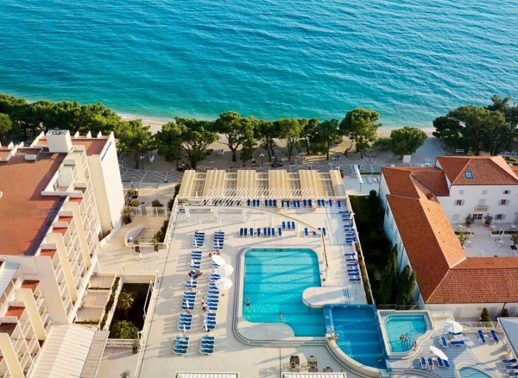 Bluesun Hotel Alga ma bezpośredni dostęp do plaży